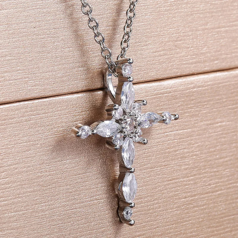 Collier avec pendentif croix en cristal de zircon.                   Crystal Zircon Cross Pendant Necklace