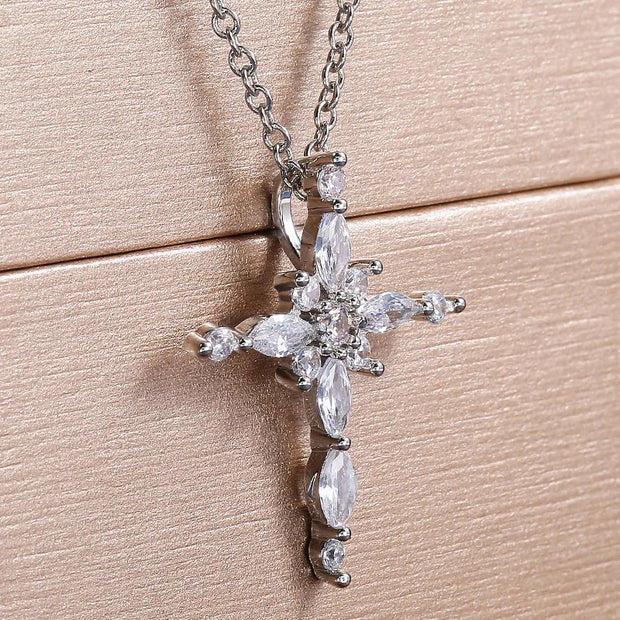 Collier avec pendentif croix en cristal de zircon.