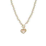 Collier pendentif en perles d'imitation.