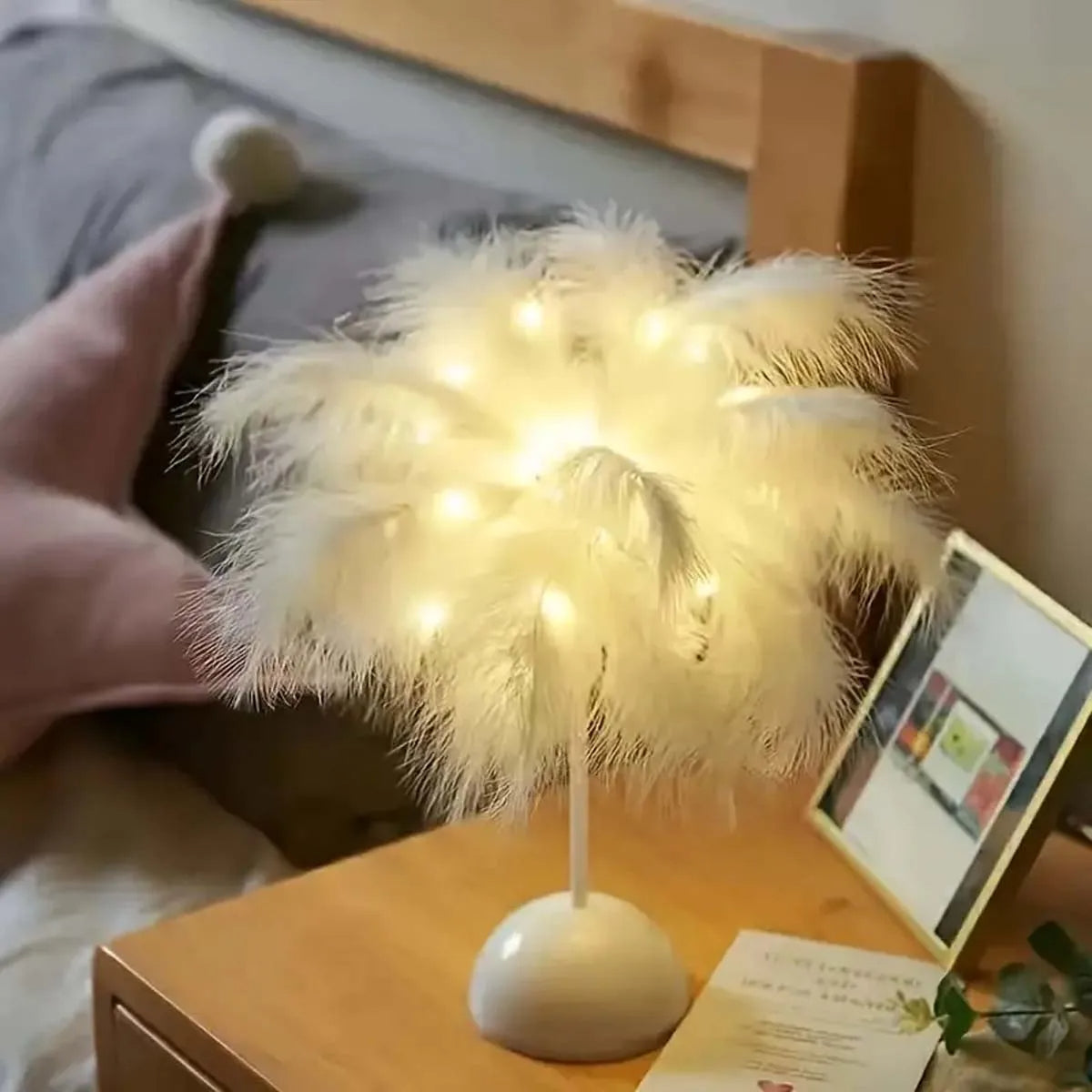 Lampe de table LED à motif de plumes.