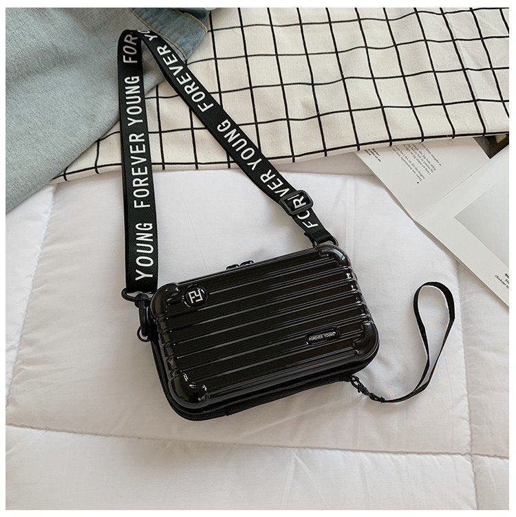 Mini-valise à bandoulière.