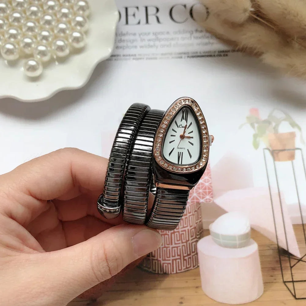 Montre à quartz serpentine pour femme.                            Serpentine Quartz Watch for Women