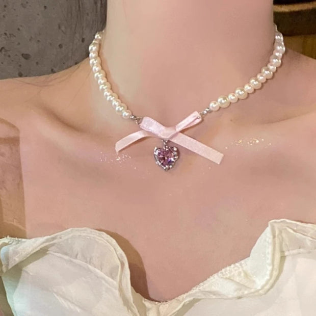 Collier pendentif en perles d'imitation.