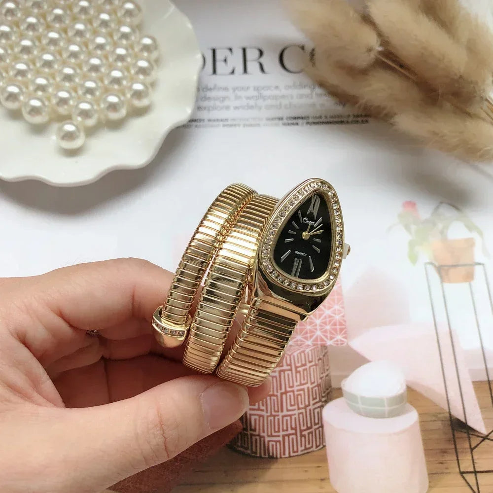 Montre à quartz serpentine pour femme.                            Serpentine Quartz Watch for Women